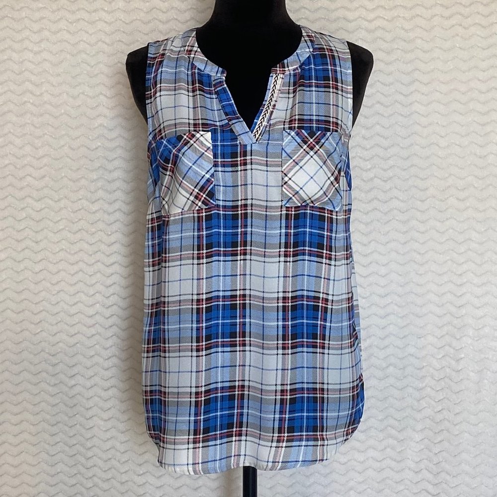 EUC Skies are Blue Avena Sleeveless Split Neck Top